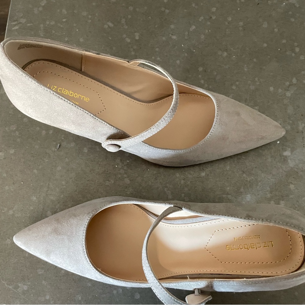 Liz Claiborne Gray Flats Sleek Minimalist Design
